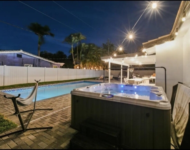 5040 Ne 22nd Avenue - Photo Thumbnail 1