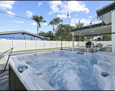 5040 Ne 22nd Avenue - Photo Thumbnail 3