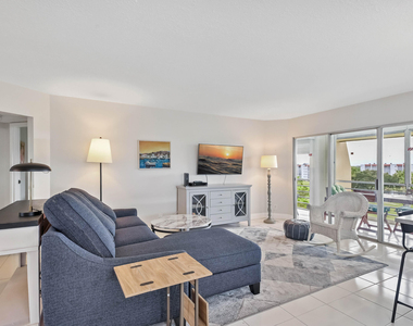 3661 Via Poinciana - Photo Thumbnail 4