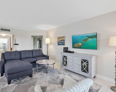 3661 Via Poinciana - Photo Thumbnail 5