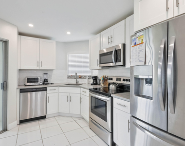 3661 Via Poinciana - Photo Thumbnail 2