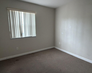 933 Ne 42nd Avenue - Photo Thumbnail 9