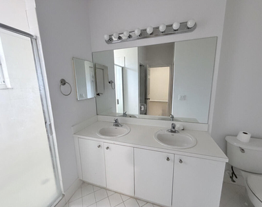 933 Ne 42nd Avenue - Photo Thumbnail 10