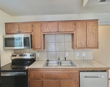 1901 E Lindsey - Photo Thumbnail 7