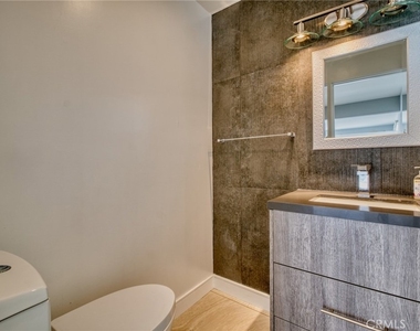 20516 Clark Street - Photo Thumbnail 11