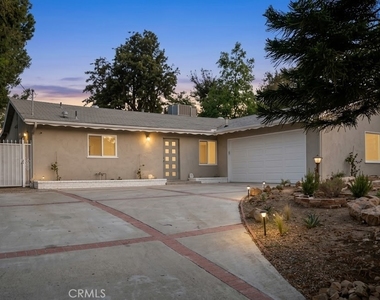 20516 Clark Street - Photo Thumbnail 25