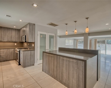 20516 Clark Street - Photo Thumbnail 3