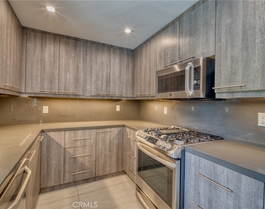 20516 Clark Street - Photo Thumbnail 5