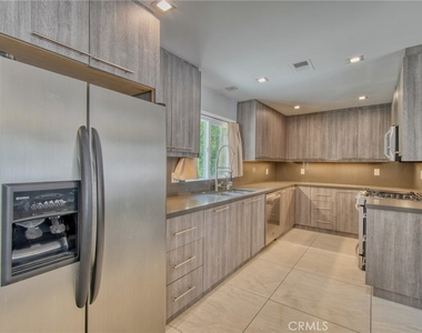 20516 Clark Street - Photo Thumbnail 4