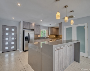 20516 Clark Street - Photo Thumbnail 7