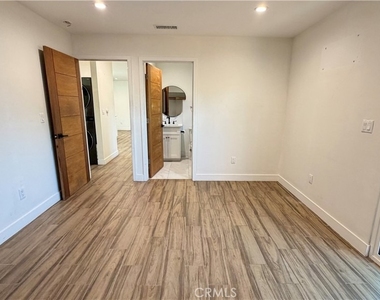 7257 Wilbur Avenue - Photo Thumbnail 14