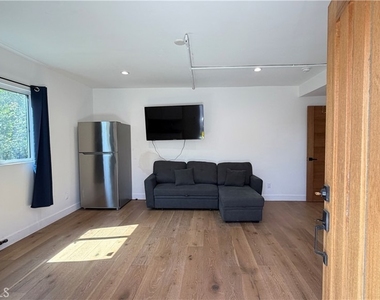 7257 Wilbur Avenue - Photo Thumbnail 4