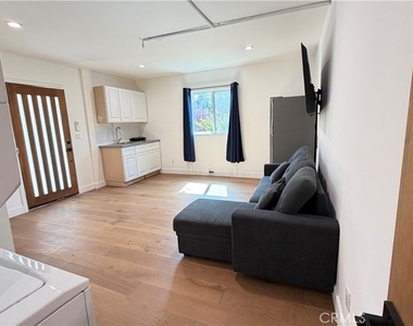 7257 Wilbur Avenue - Photo Thumbnail 11