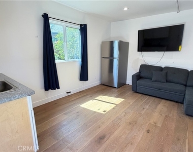 7257 Wilbur Avenue - Photo Thumbnail 5