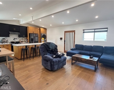 7257 Wilbur Avenue - Photo Thumbnail 5