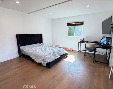 7257 Wilbur Avenue - Photo Thumbnail 15