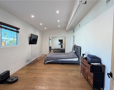 7257 Wilbur Avenue - Photo Thumbnail 9