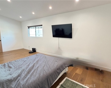 7257 Wilbur Avenue - Photo Thumbnail 12