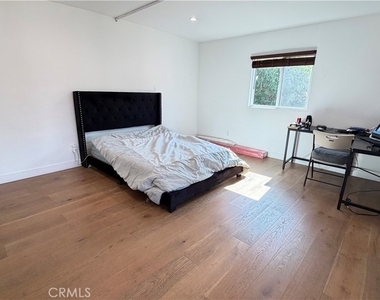7257 Wilbur Avenue - Photo Thumbnail 16