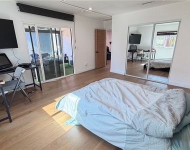 7257 Wilbur Avenue - Photo Thumbnail 18