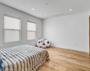 6900 Corbin Avenue - Photo Thumbnail 13