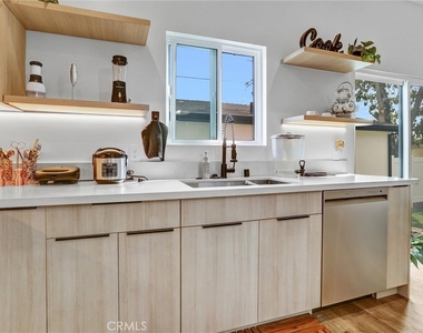 6900 Corbin Avenue - Photo Thumbnail 10