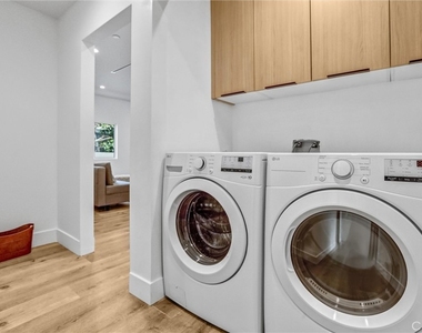 6900 Corbin Avenue - Photo Thumbnail 11