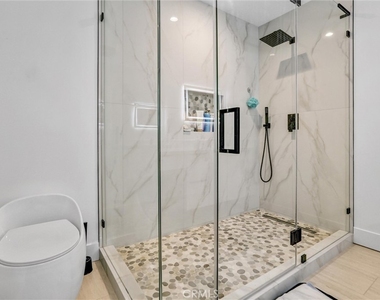 6900 Corbin Avenue - Photo Thumbnail 15