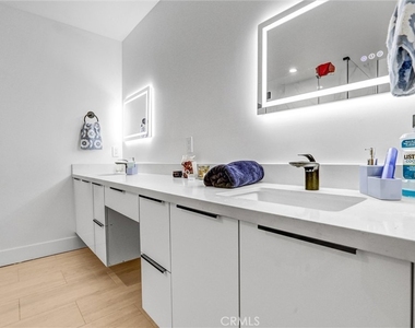 6900 Corbin Avenue - Photo Thumbnail 16