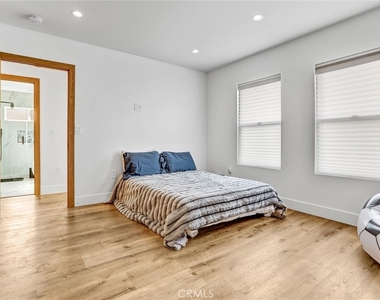 6900 Corbin Avenue - Photo Thumbnail 14