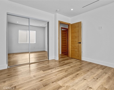 6900 Corbin Avenue - Photo Thumbnail 18