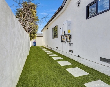 6900 Corbin Avenue - Photo Thumbnail 23