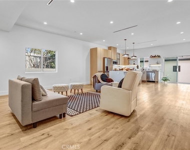 6900 Corbin Avenue - Photo Thumbnail 6