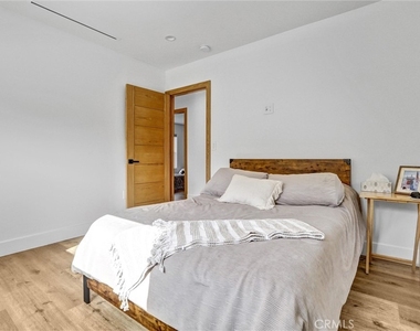 6900 Corbin Avenue - Photo Thumbnail 20