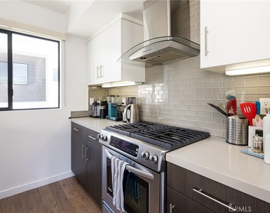 121 E Walnut - Photo Thumbnail 15