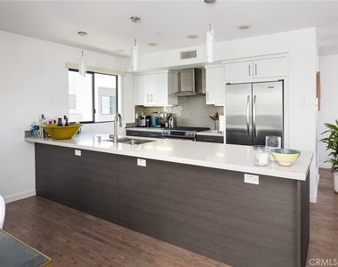 121 E Walnut - Photo Thumbnail 13