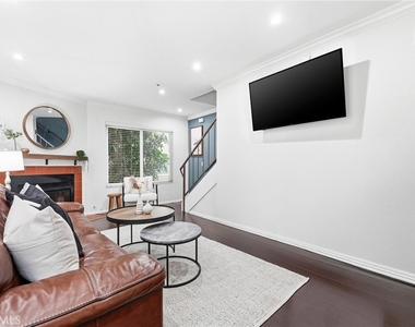 334 S Walnut Unit D (11) - Photo Thumbnail 3
