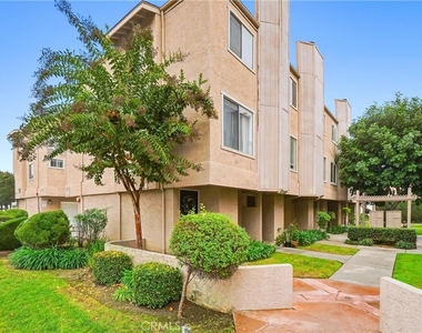 334 S Walnut Unit D (11) - Photo Thumbnail 18