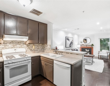 334 S Walnut Unit D (11) - Photo Thumbnail 7
