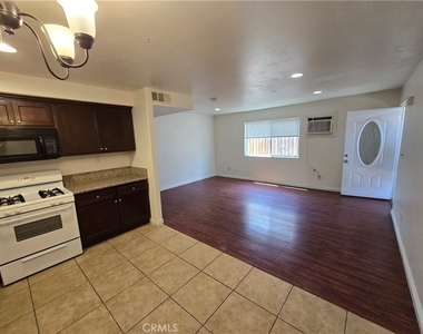 10218 S San Pedro - Photo Thumbnail 2
