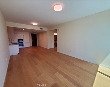 877 Francisco Street - Photo Thumbnail 3