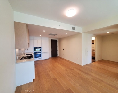 877 Francisco Street - Photo Thumbnail 2