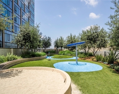 877 Francisco Street - Photo Thumbnail 17