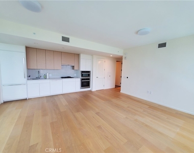 877 Francisco Street - Photo Thumbnail 2