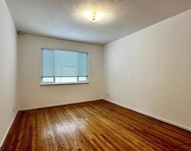 1180 Bayview Ave - Photo Thumbnail 9
