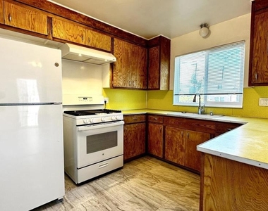 1180 Bayview Ave - Photo Thumbnail 12