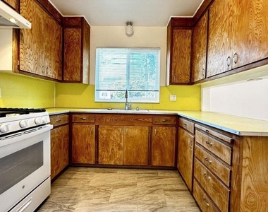 1180 Bayview Ave - Photo Thumbnail 2