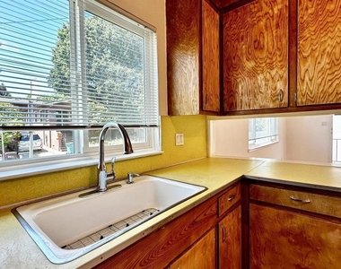 1180 Bayview Ave - Photo Thumbnail 10