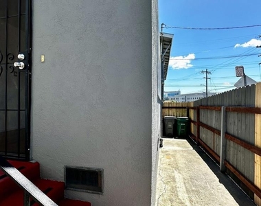 1180 Bayview Ave - Photo Thumbnail 22