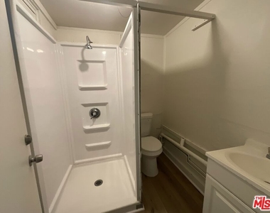 828 E 6th Street - Photo Thumbnail 9